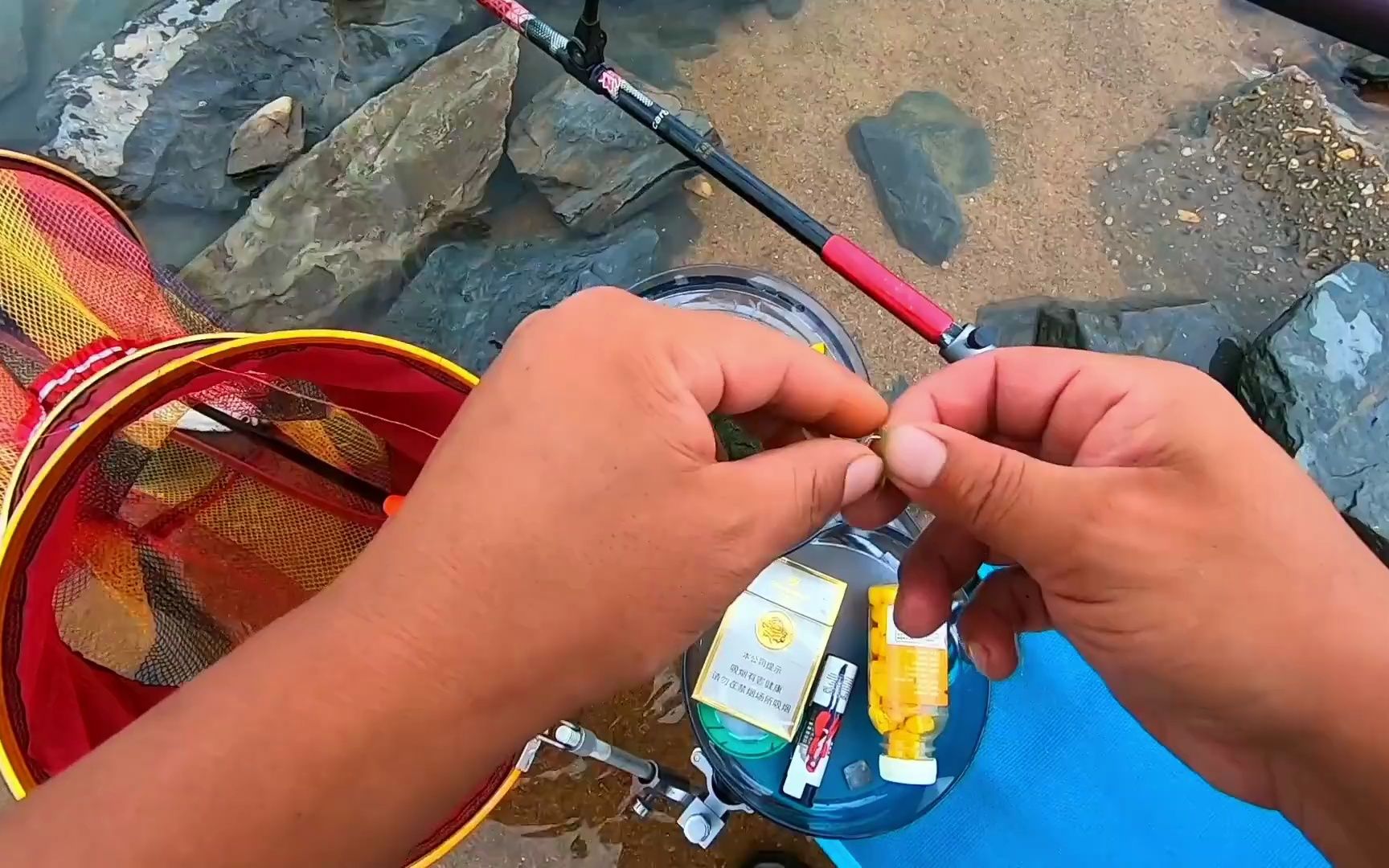 怎么用綁魚鉤器綁魚鉤_綁魚鉤器方法_魚鉤連接器的綁法視頻教程