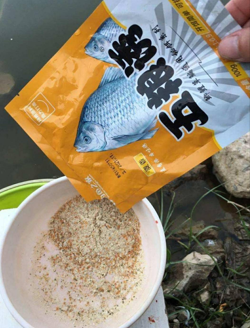 釣餌料解決鰱魚霧化的方法_釣鰱鳙餌料霧化_釣鰱魚餌料霧化太快怎么解決
