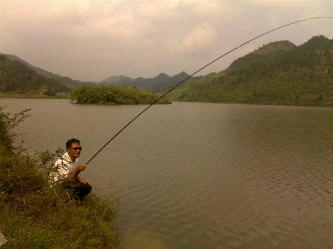 水庫釣魚視頻手桿釣魚_水庫野釣視頻手桿_釣魚視頻水庫手桿怎么做