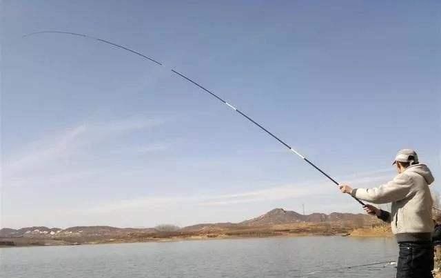 冬季釣魚釣遠還是釣近_冬釣釣遠還是釣近_冬天夜釣遠近