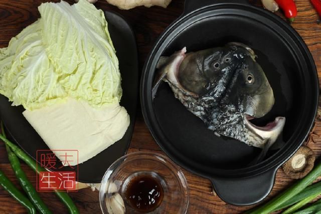 鯉魚豆腐魚湯的做法_鯉魚豆腐湯怎么做_鯉魚豆腐湯視頻做法