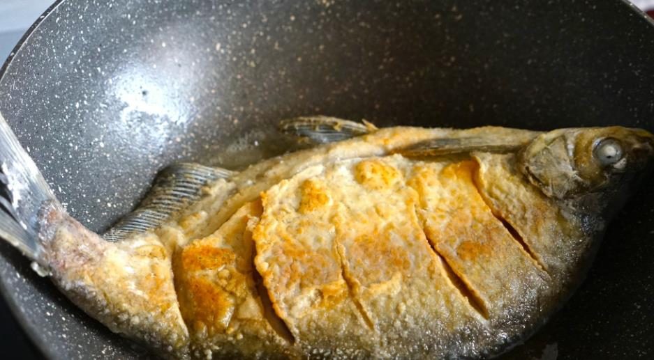鯽魚湯的做法_鯽魚湯做法正確視頻_鯽魚湯的正確做法