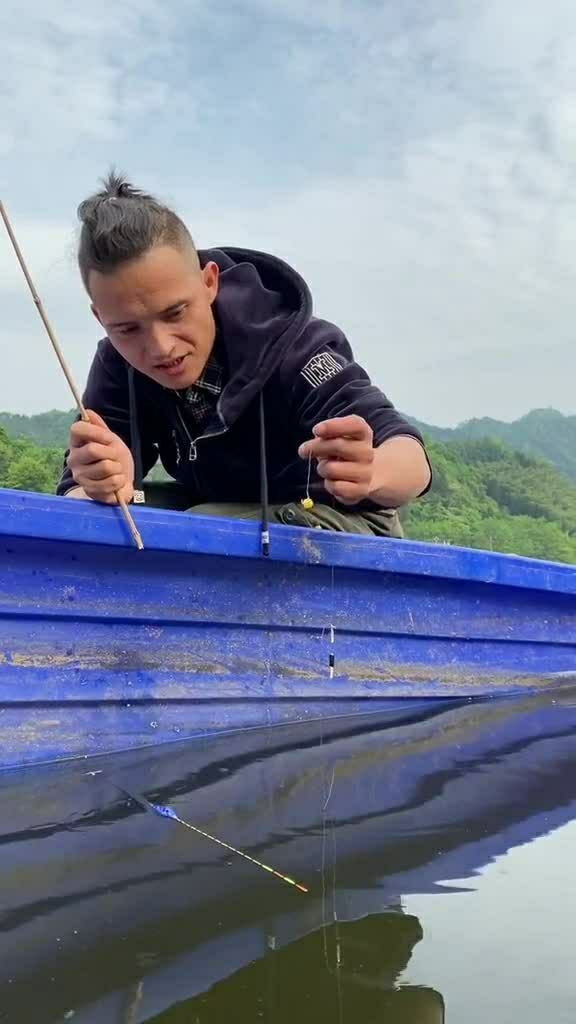 釣草魚用什么餌_用餌料釣草魚釣底還是釣浮_釣草魚餌用什么最好