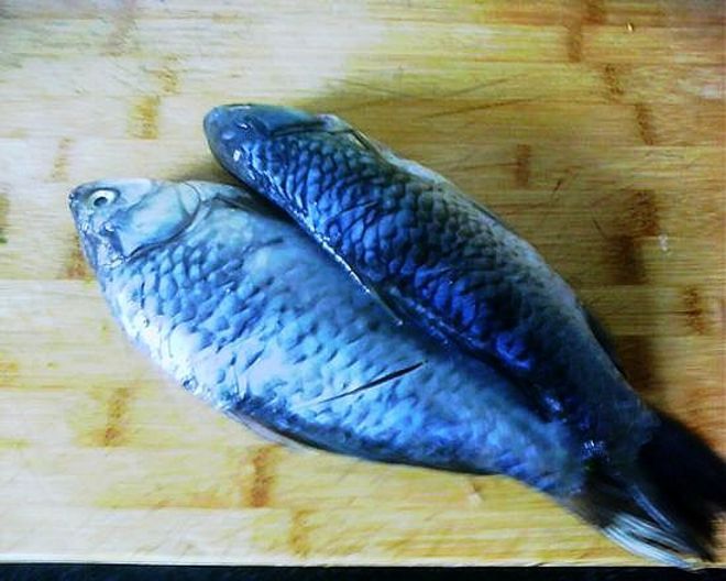 鯽魚的家常做法_家常鯽魚做法大全_家常鯽魚做法視頻