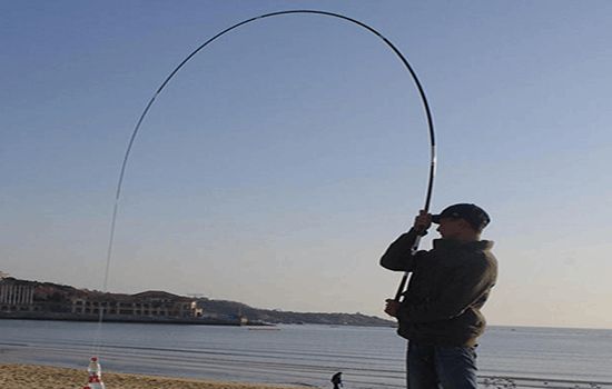 購買魚竿時需注意重量與硬度的平衡，避免買到面條竿