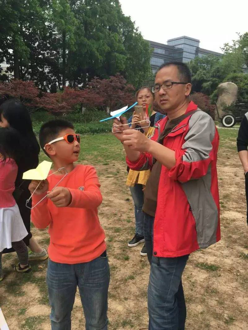亞洲釣魚論壇：紙飛機熱潮的起源與象征意義