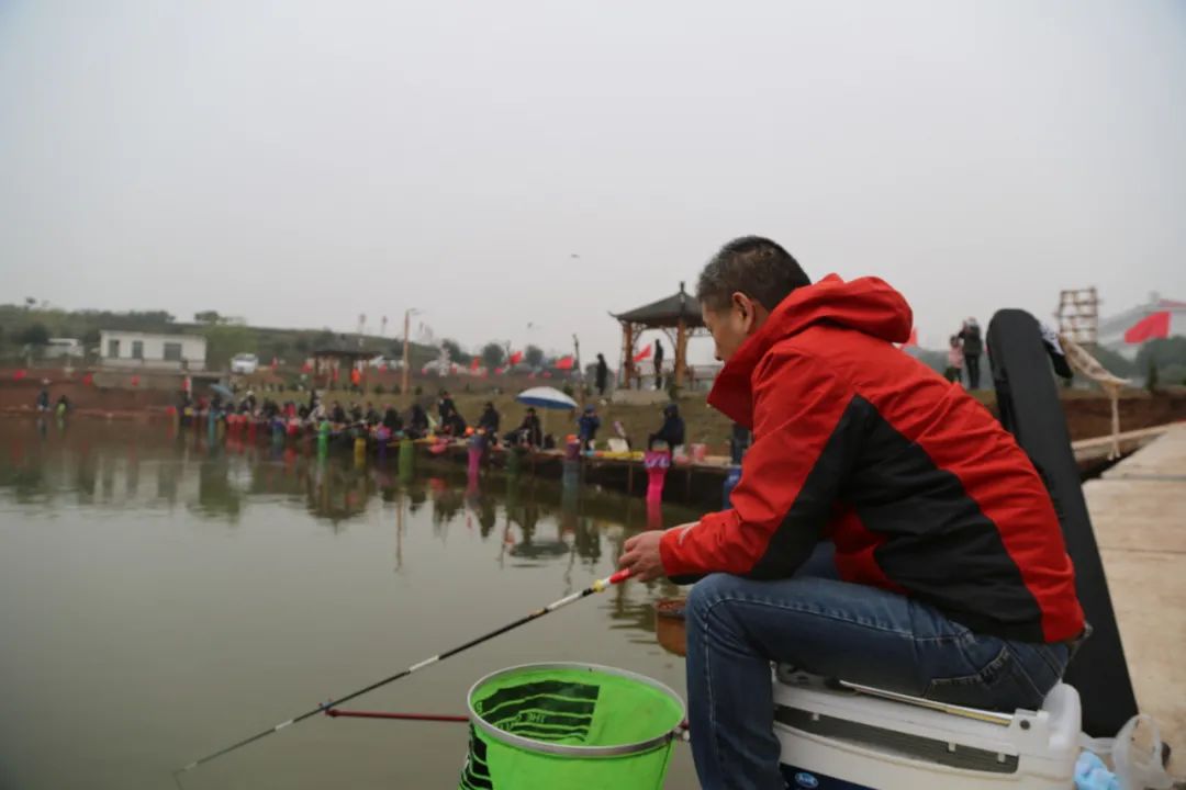 綁魚鉤動畫演示視頻_綁魚鉤慢動作視頻教程_魚鉤的綁法圖解動畫