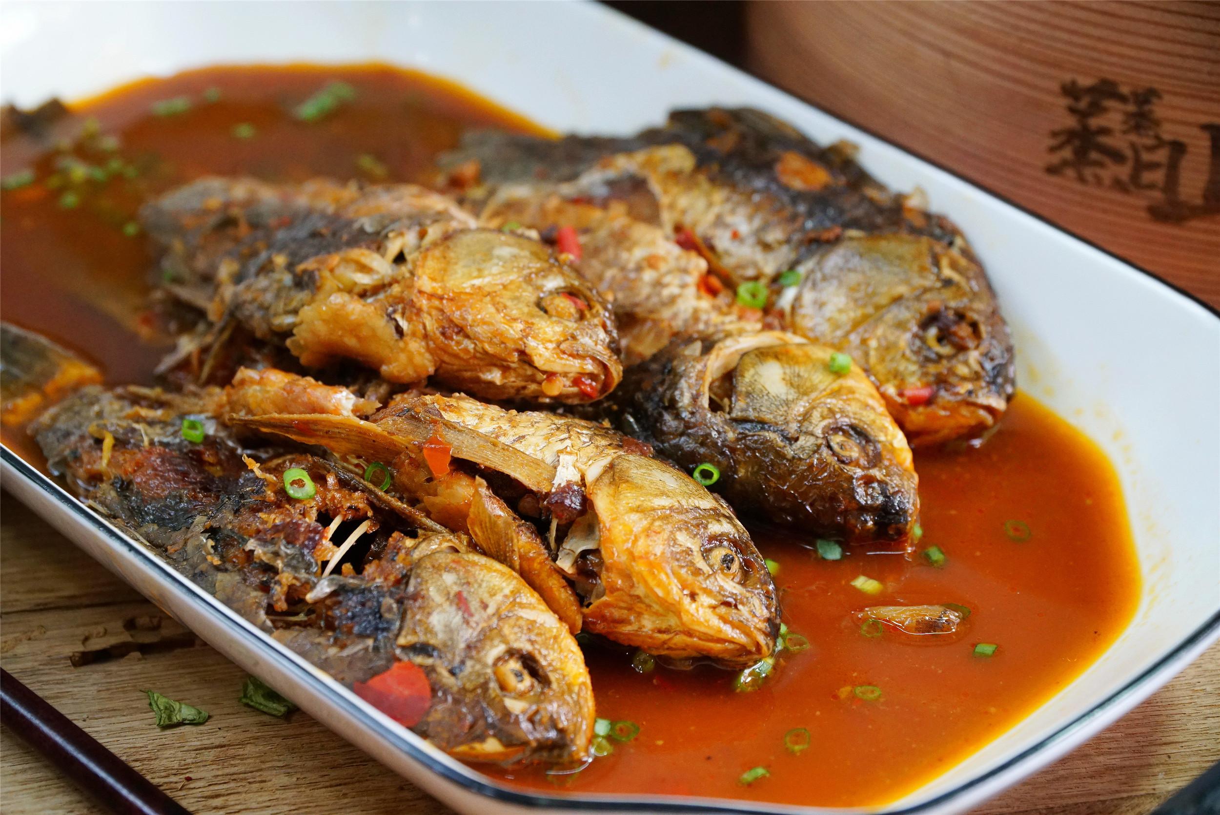 鯽魚食物吃喜歡吃什么_鯽魚喜歡吃什么食物?_鯽魚喜歡吃什么糧食作物