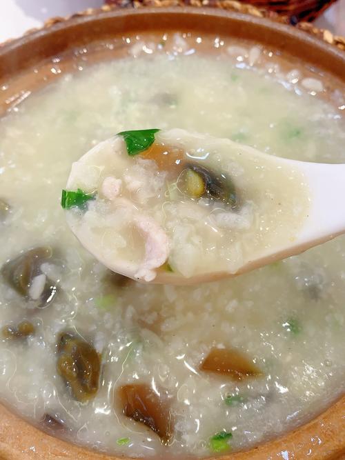 皮蛋瘦肉粥做法_健康早餐食譜_皮蛋魚肉豬肉粥做法?