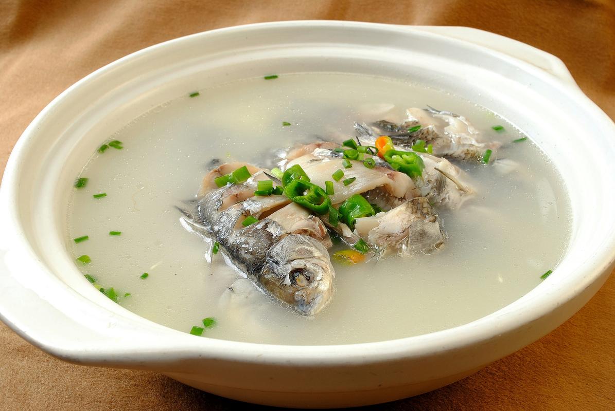 鯽魚湯做法_奶白鯽魚湯教程_鯽魚湯用什么油?