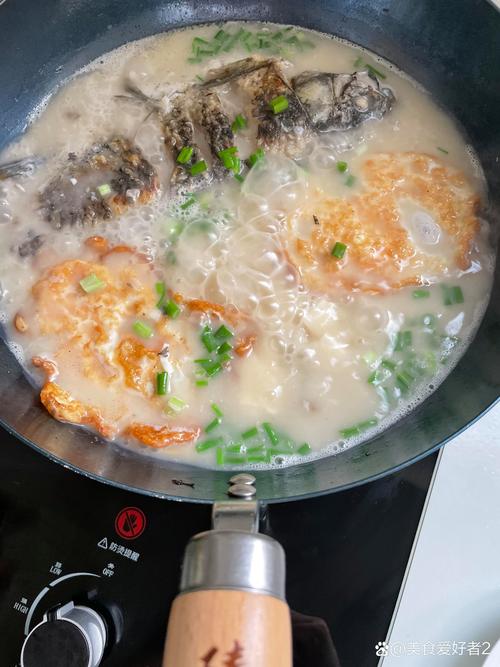 鯽魚湯做法_鯽魚湯用什么油?_奶白鯽魚湯教程