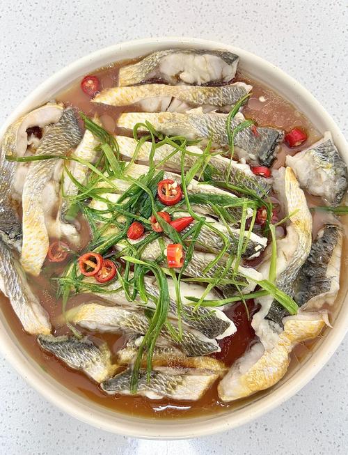 清蒸鱸魚做法_清蒸魚不腥不柴技巧_清蒸魚的做法必看