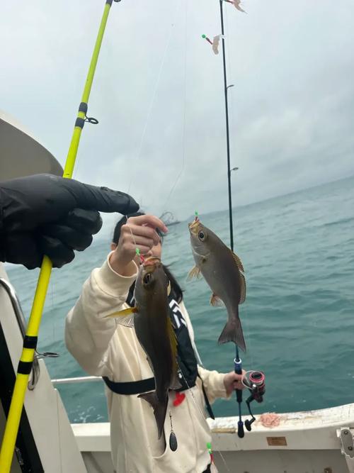 《海釣視頻》釣友乘坐皮艇休海釣必看_海釣橡皮艇什么牌子的好用_皮艇釣魚視頻