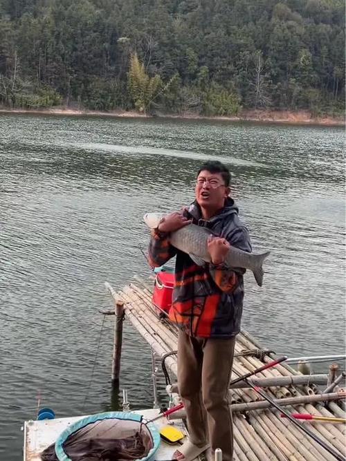 化紹新釣魚視頻_《化紹新釣魚視頻》湖北寺坪水庫搏大青魚必看_湖北寺坪水庫釣翹嘴魚