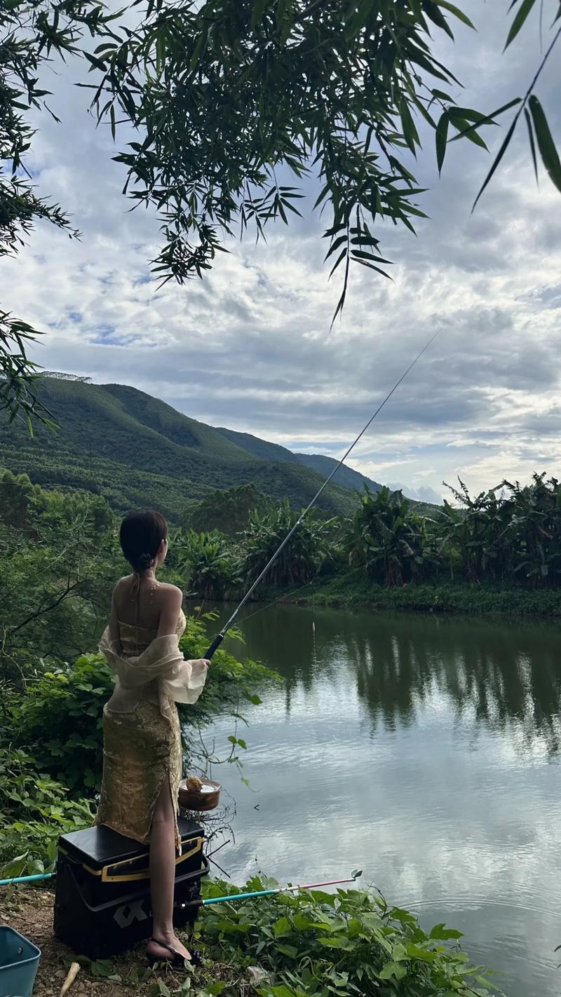 釣魚女生夢見釣到大魚_女生夢到釣魚是什么意思_女生夢見自己釣魚