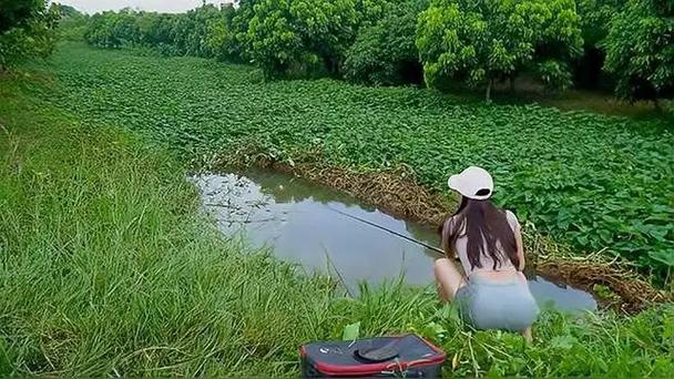 《水庫釣魚視頻》美女水庫釣魚爆連上魚必看_釣水庫魚的視頻大全_水庫釣魚視頻實戰大魚