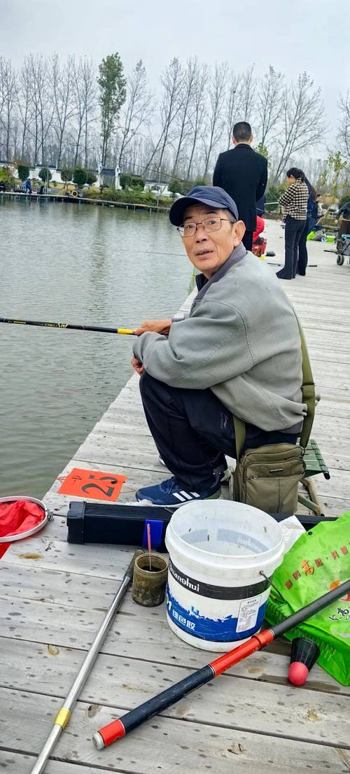 南京釣魚大爺 地鐵出行 安全隱患_南京釣魚