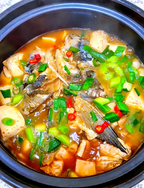 魚頭燉豆腐詳細步驟_豆腐燉魚的做法大全_砂鍋魚頭燉豆腐做法