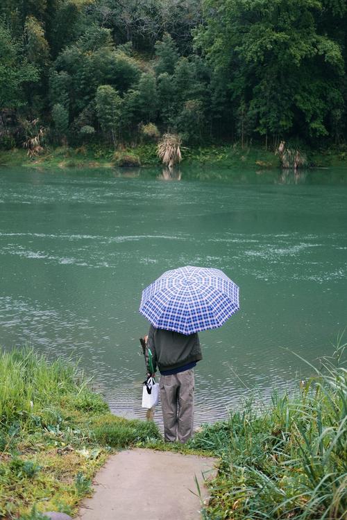 雨后野釣魚樂無窮_雨后河流釣魚_雨后釣位