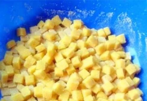 玉米面冬季釣魚怎么做?_玉米面窩頭餌料釣鯉魚_釣鯉魚餌料配方 冬季釣魚技巧