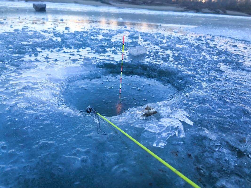 北方野河冰釣視頻_甘肅冰釣泉眼_泉眼上冰釣體驗