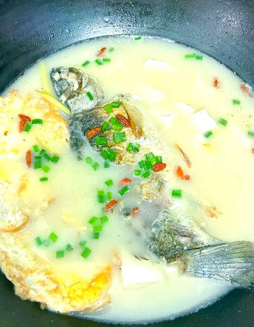 五花肉鯽魚湯做法?_魚湯做法簡單食材便宜_營養豐富的魚湯食譜