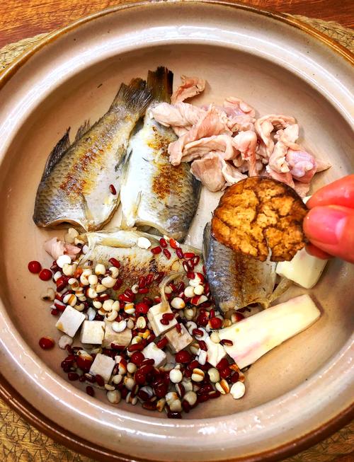 營養豐富的魚湯食譜_魚湯做法簡單食材便宜_五花肉鯽魚湯做法?