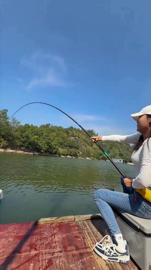 釣魚美女照片_中國美女野釣里魚圖片_美女釣魚的照片大全高清