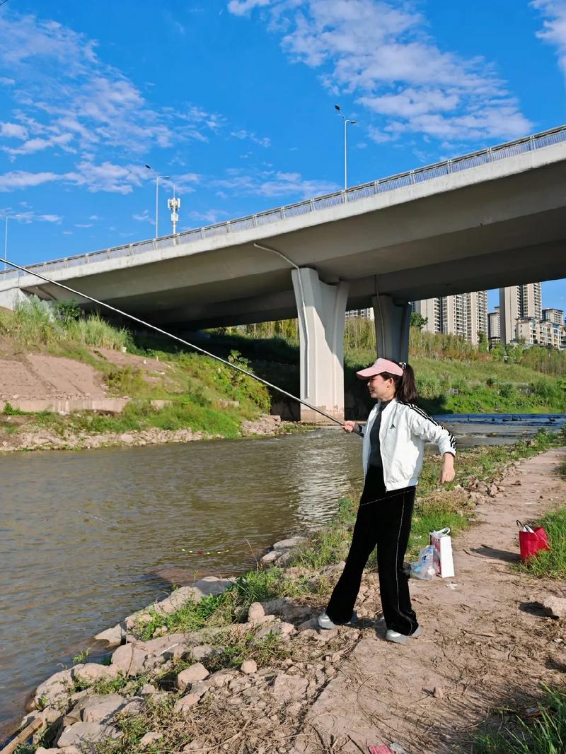 美女釣魚的照片大全高清_釣魚美女照片_中國美女野釣里魚圖片