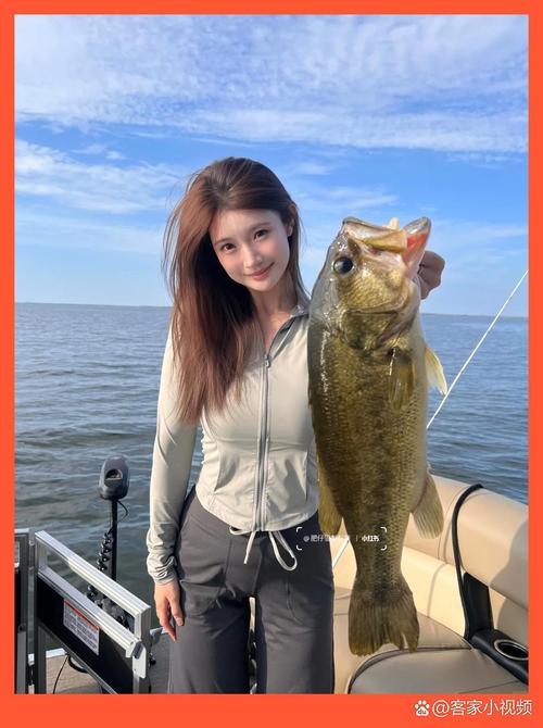 釣魚人形象改變_美女釣魚主播_漁具公司的美女主播一個比一個漂亮