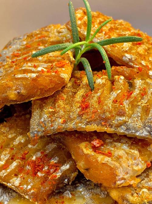 炸帶魚在家做酥脆技巧_帶魚的做法_炸帶魚去黑膜做法