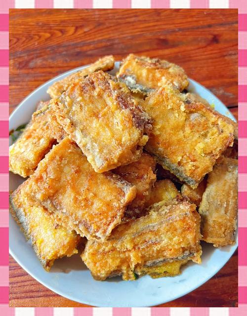 炸帶魚去黑膜做法_帶魚的做法_炸帶魚在家做酥脆技巧