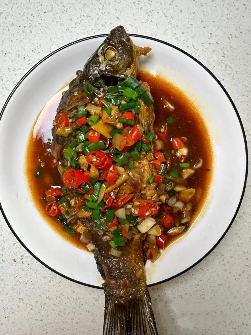 野生鯽魚紅燒做法_紅燒鯽魚最正宗的做法_新鮮現殺鯽魚紅燒技巧