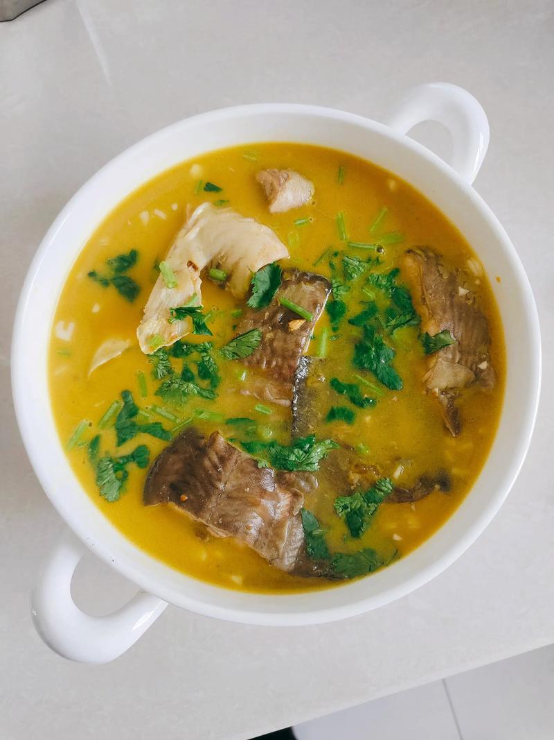 鯰魚家常做法簡單又好吃?_鯰魚去土腥味技巧_鯰魚殺法和清洗步驟