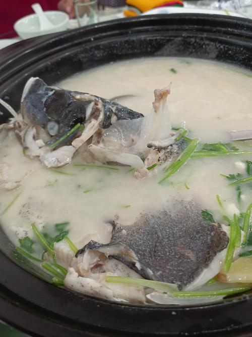 東北花鰱魚燉做法_瘦肉釣鰱鳙餌料清燉花鰱魚頭的家常做法?_花鰱魚挑選技巧