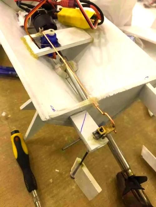 自己手工做一個打窩船_釣魚打窩船制作過程_釣魚打窩船下水試驗