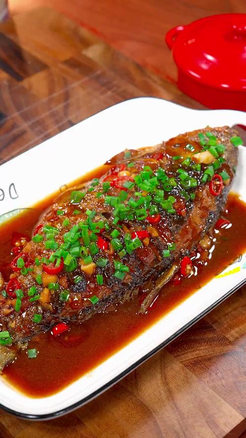 鯽魚怎樣做才好吃呢_鯽魚食譜推薦_鯽魚營養成分