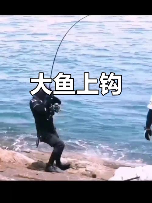 野外垂釣大魚視頻_耐心等待釣魚技巧_清晨野外釣魚經驗