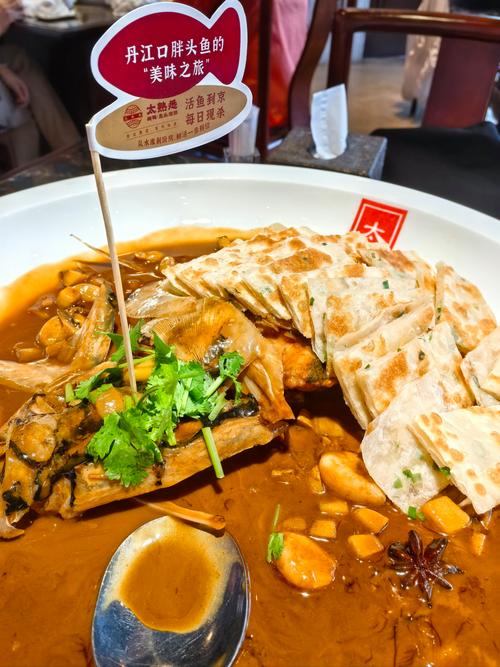 魚頭泡餅里的餅_豬油鰱魚餌魚頭泡餅的家常做法?_魚頭泡餅的餅子