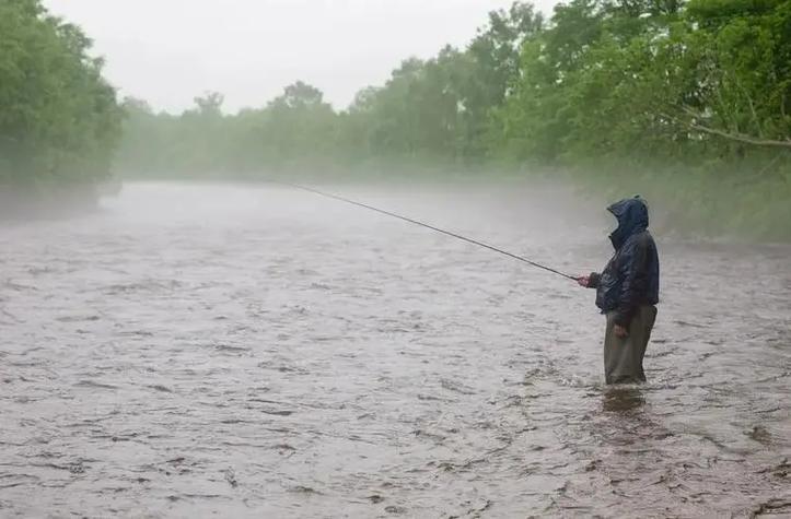 雨前釣魚注意事項_雨后釣魚技巧_雨后在河里可以釣魚嗎