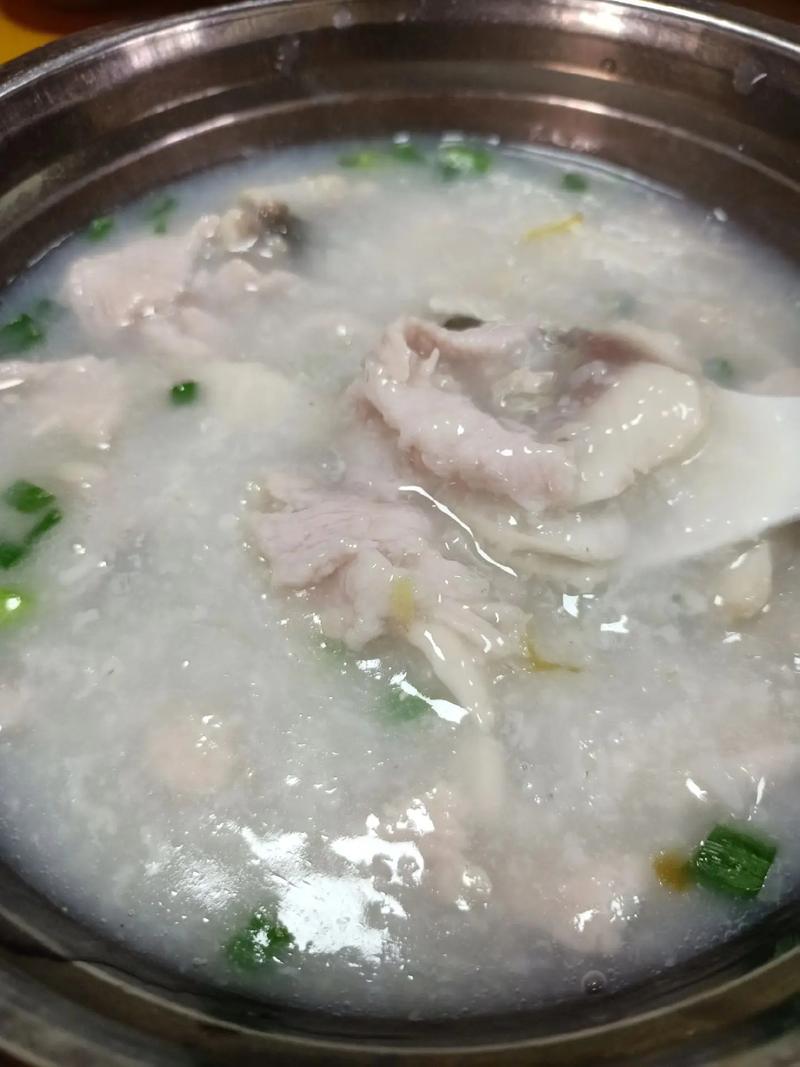 魚頭瘦肉粥的做法?_營養美味皮蛋瘦肉粥教程_皮蛋瘦肉粥做法