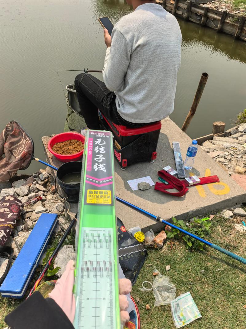 黑坑釣魚避坑指南_黑坑釣魚視頻_新放魚水渾黑坑