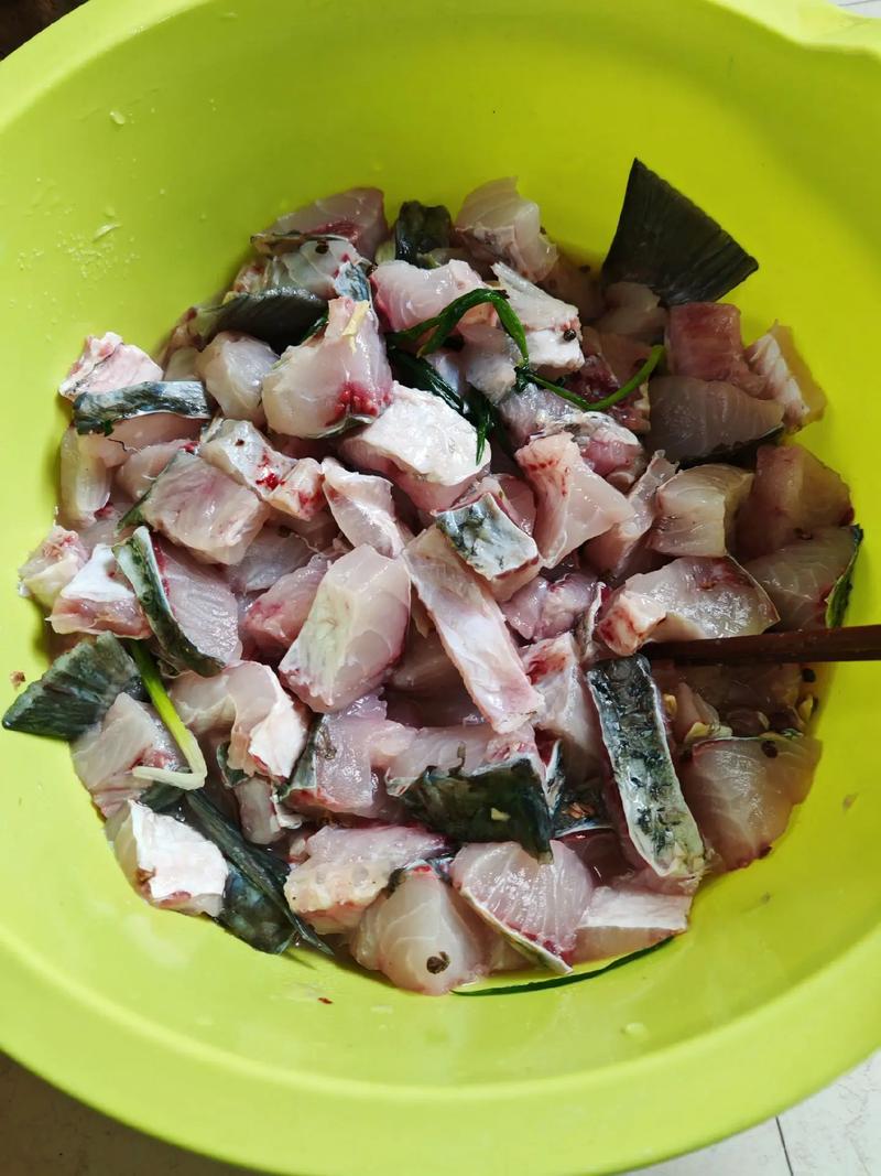 小干魚做酒糟怎么做?_酒糟喂魚注意事項_酒糟養魚方法