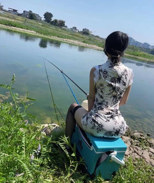 美女釣魚動作_釣魚圖片搞笑_釣魚陶冶情操