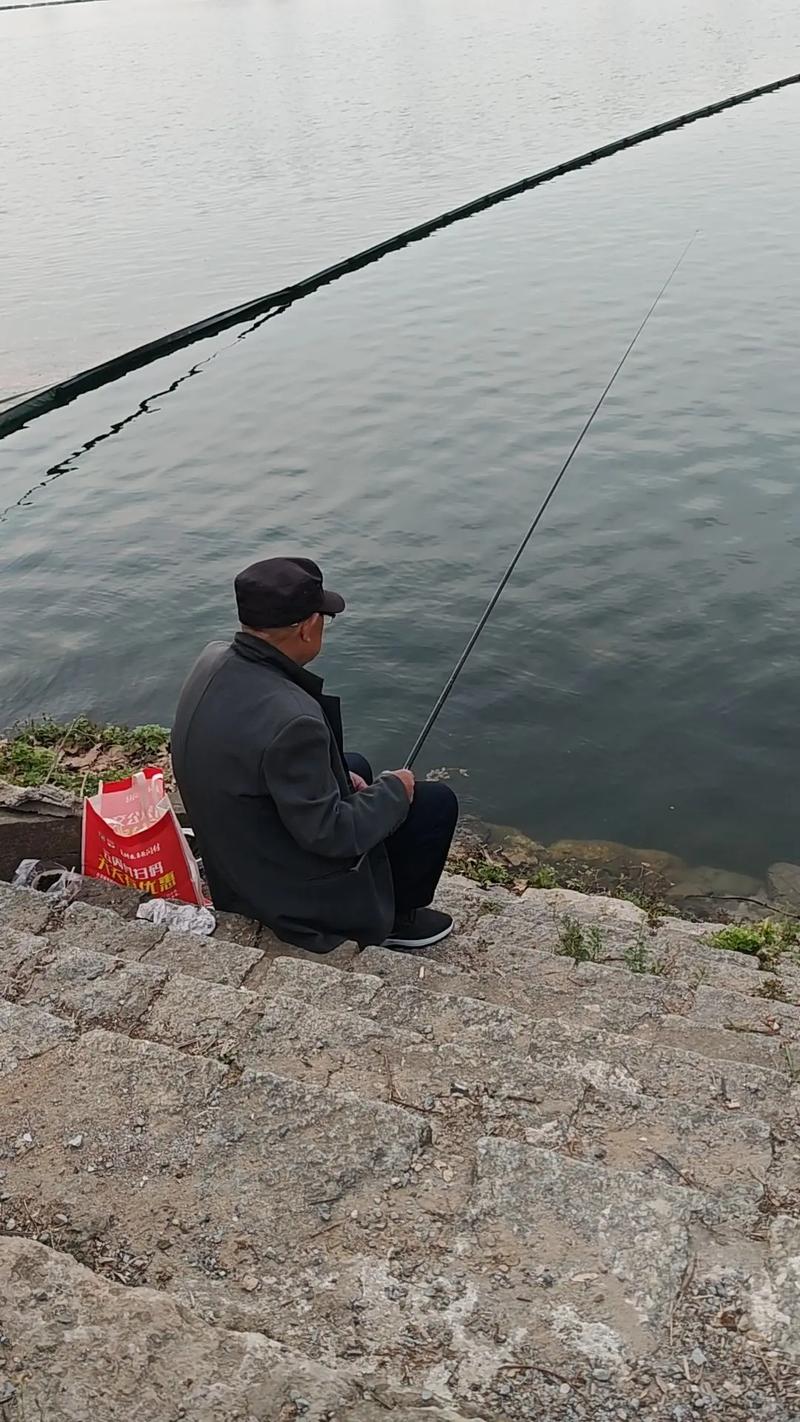 磯釣視頻_大爺礁石立漂釣大黑釣視頻_磯釣視頻礁石立漂釣大黑釣