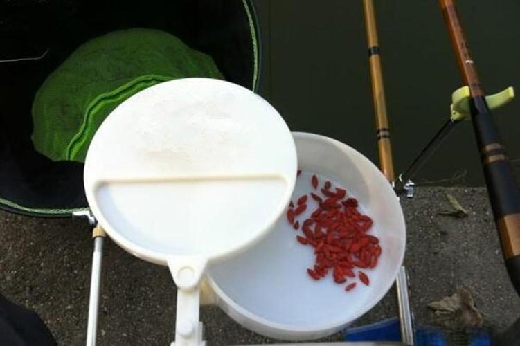 草魚餌料秘方_自制草魚餌料配方大全圖解_野釣草魚配方