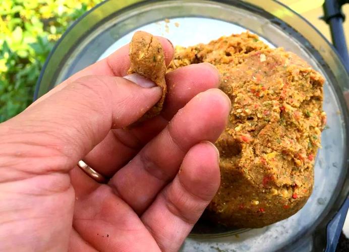 草魚餌料自制方法不用發酵_自制餌料配方_野釣大魚_草魚鯉魚餌料