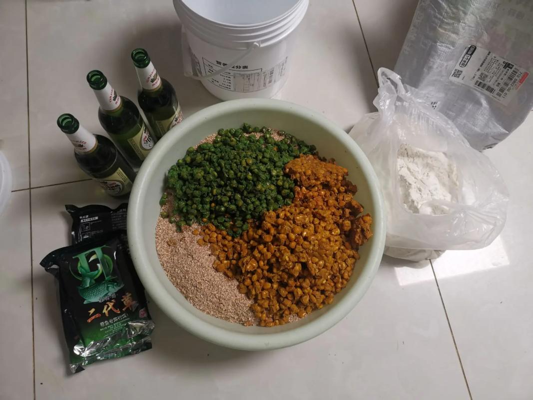 麩皮釣餌制作方法_夏季鯉魚草魚餌料配方_草魚餌料怎么配制方法視頻