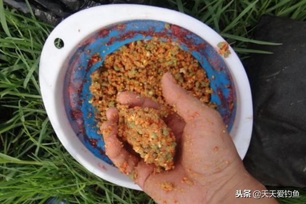 黑坑釣魚技巧_黑坑釣草魚用什么餌料好一點_餌料狀態干散霧化