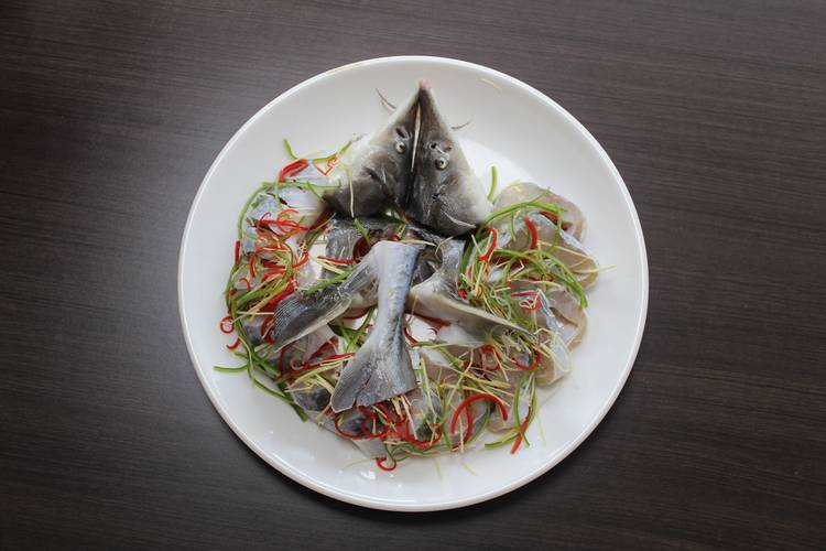 清蒸鱘魚做法步驟_鱘魚烹飪方法與食用技巧_清蒸鱘魚的做法
